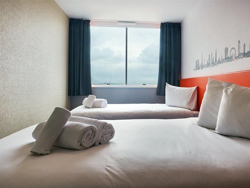 Easyhotel 2*