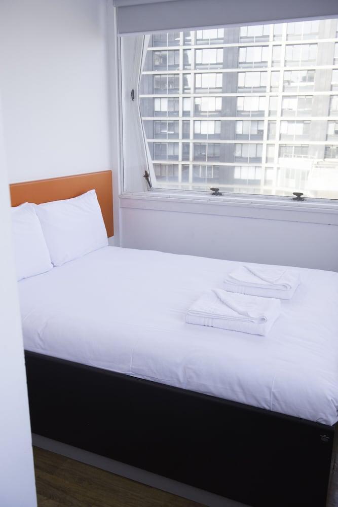 Hotel Easyhotel London Borough of Croydon